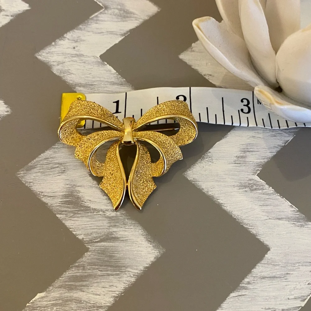 Vintage Sarah Coventry Gold Tone Bow Brooch Shimmery Signed